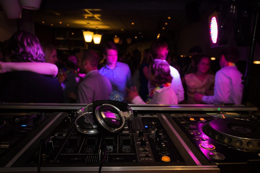 Come ballare in discoteca senza rischio Covid? Consigli e informazioni utili
