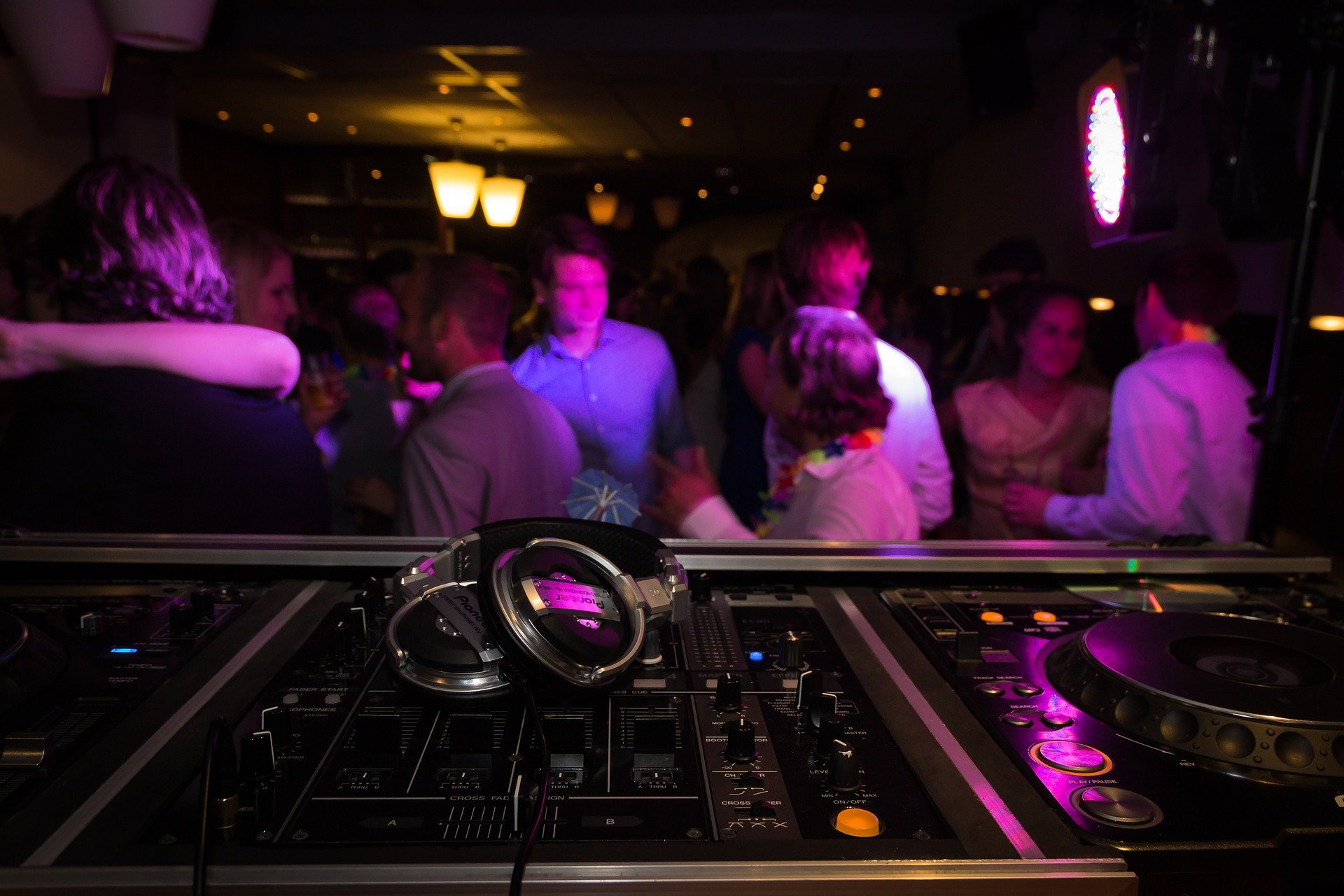 Come ballare in discoteca senza rischio Covid? Consigli e informazioni utili