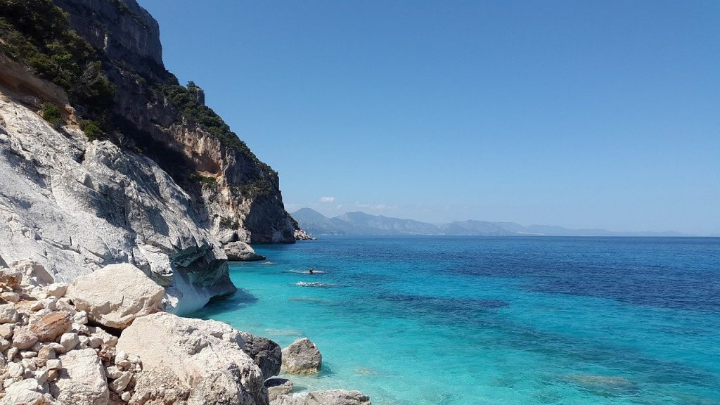 Vacanza in catamarano nel mare di Sardegna: come e perché