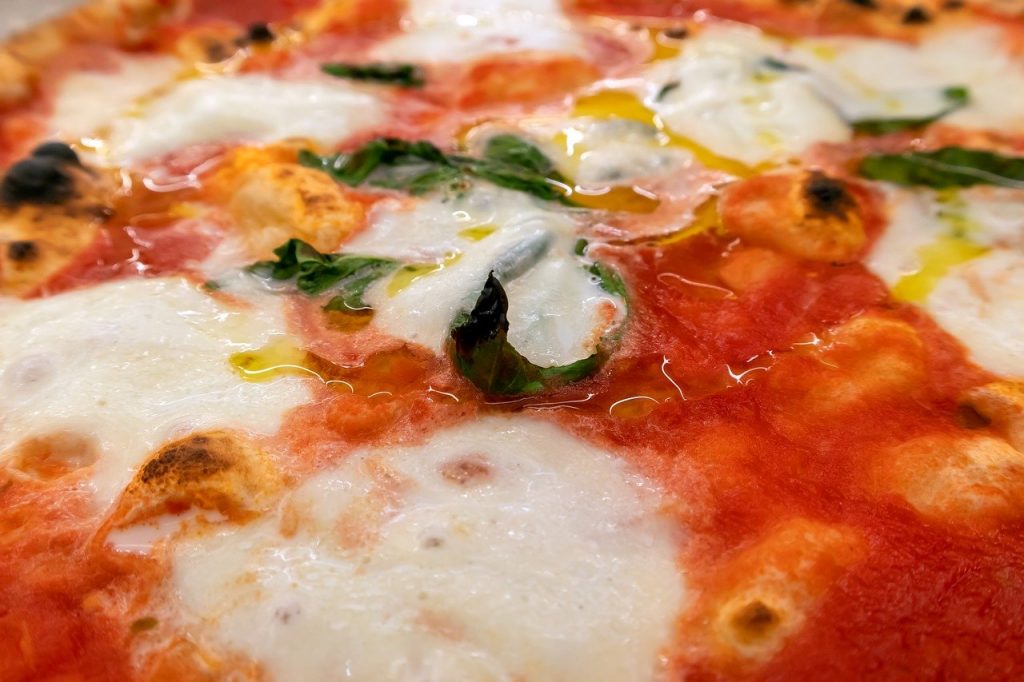 Pizza Margherita: la storia e la tradizione di una delle ricette più amate al mondo