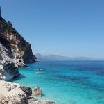Vacanza in catamarano nel mare di Sardegna: come e perché