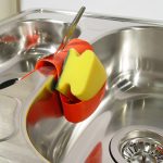 Cosa non buttare nello scarico della cucina: come prevenire le ostruzioni